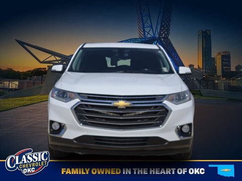 Used 2020 Chevrolet Traverse LT FWD image 2