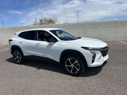 Used 2024 Chevrolet Trax RS FWD image 7