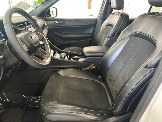 Used 2024 Jeep Grand Cherokee Altitude AWD/4WD image 23