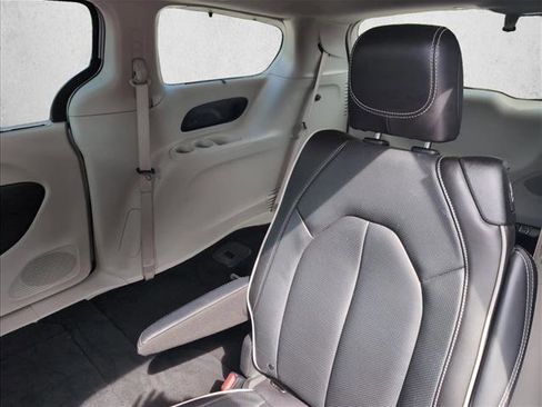 Used 2024 Chrysler Pacifica Limited FWD image 19