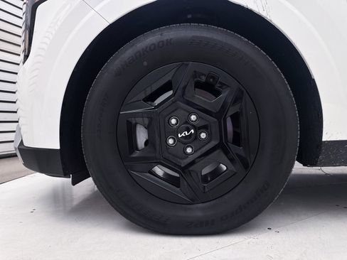 Certified 2025 Kia Carnival image 16