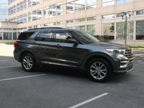 Used 2020 Ford Explorer XLT w/ Equipment Group 202A AWD/4WD image 2