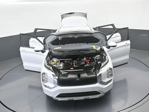 Used 2023 Mitsubishi Outlander SE image 79