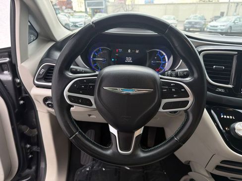 Used 2018 Chrysler Pacifica Touring-L image 19