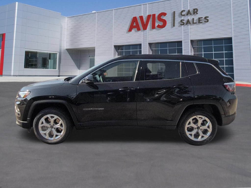 Used 2025 Jeep Compass Latitude w/ Sun & Sound Group AWD/4WD image 10