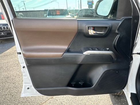 Used 2017 Toyota Tacoma Limited image 17