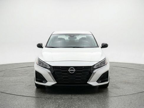Used 2025 Nissan Altima 2.5 SV image 2