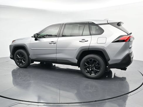 Used 2022 Toyota RAV4 LE FWD image 5