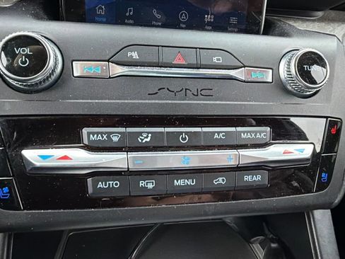 Used 2020 Ford Explorer Platinum w/ Premium Technology Package AWD/4WD image 16