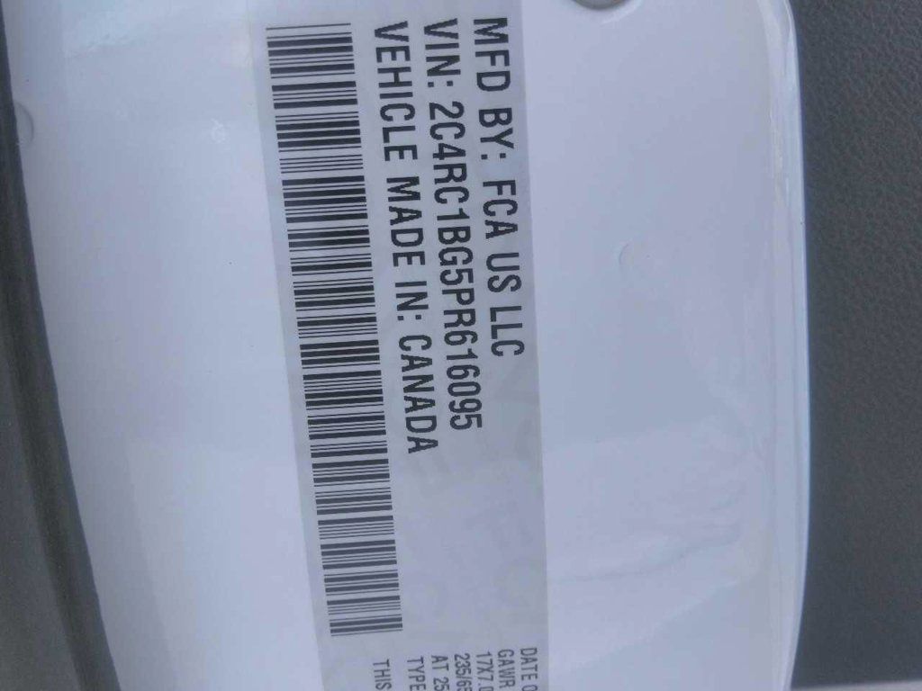 Used 2023 Chrysler Pacifica Touring-L FWD image 8