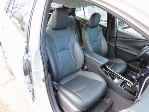 Used 2021 Toyota Prius XLE image 16