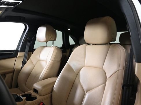 Certified 2023 Porsche Macan Turbo image 5