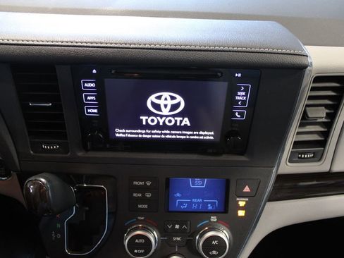 Used 2017 Toyota Sienna XLE Premium image 26