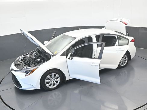 Used 2025 Toyota Corolla LE image 59