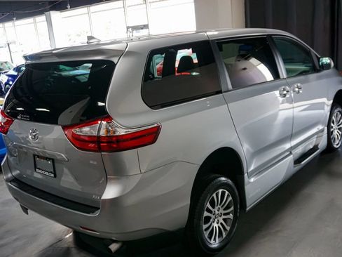 Used 2019 Toyota Sienna XLE Premium FWD image 27