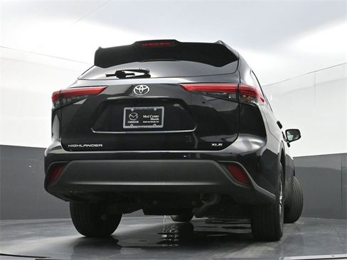 Used 2020 Toyota Highlander XLE image 31