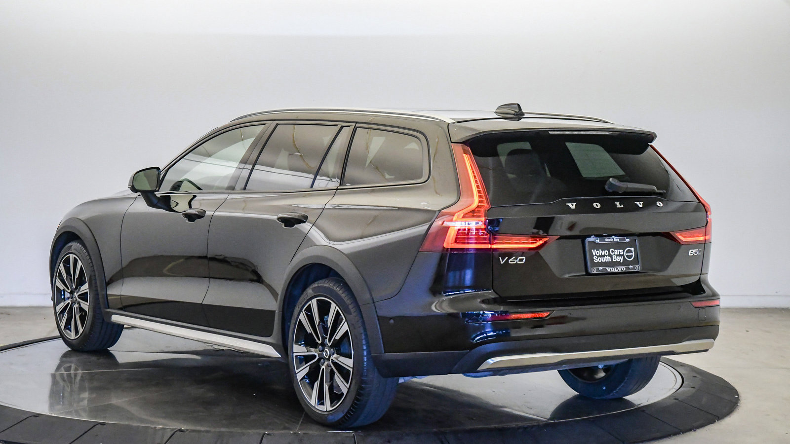 Certified 2025 Volvo V60 B5 Cross Country Ultra AWD/4WD image 2