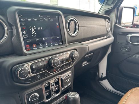 Used 2023 Jeep Gladiator Overland w/ Cold Weather Group AWD/4WD image 19
