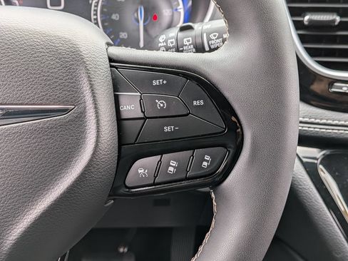 Used 2025 Chrysler Pacifica Limited FWD image 29