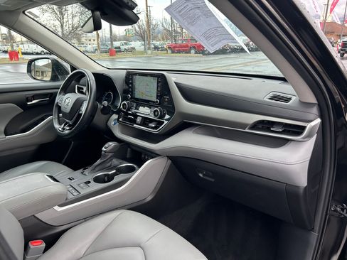 Used 2021 Toyota Highlander XLE image 29