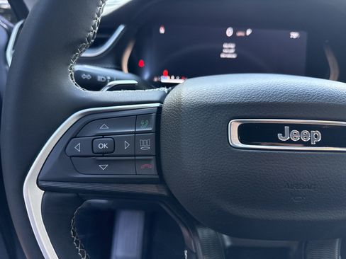 Used 2023 Jeep Grand Cherokee Laredo X AWD/4WD image 24