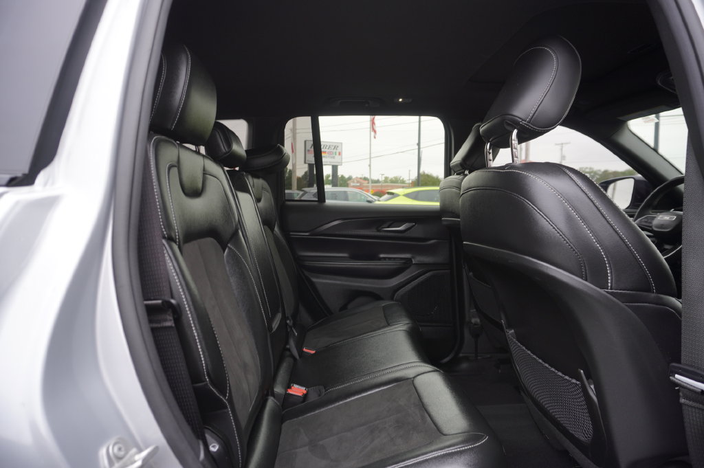 Used 2023 Jeep Grand Cherokee Altitude AWD/4WD image 28