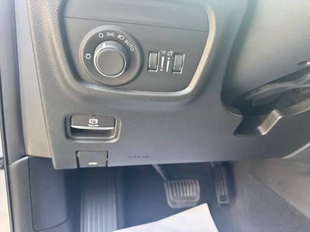 Used 2023 Jeep Grand Cherokee L Laredo AWD/4WD image 9