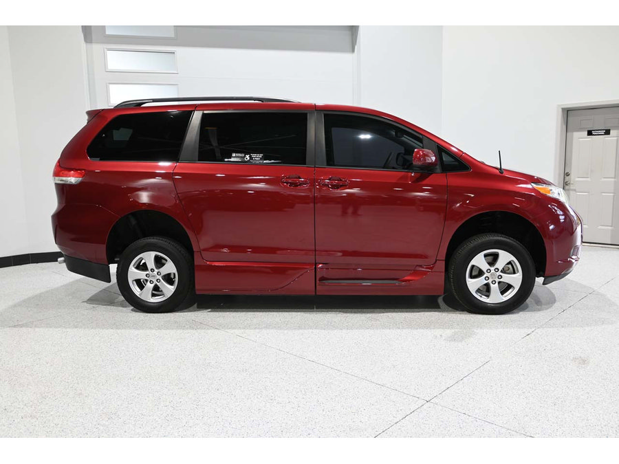 Used 2013 Toyota Sienna LE FWD image 5