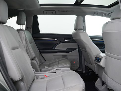 Used 2016 Toyota Highlander Limited Platinum AWD/4WD image 12