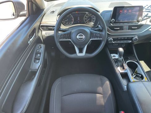 Used 2024 Nissan Altima 2.5 SV FWD image 2