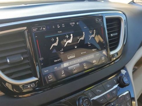 Certified 2024 Chrysler Pacifica Touring-L image 13