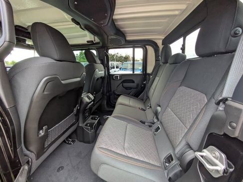 New 2025 Jeep Gladiator Mojave image 12