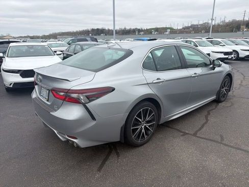 Used 2023 Toyota Camry SE image 2