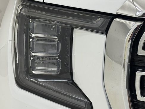 Used 2024 GMC Yukon XL SLT image 4