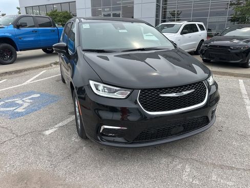 New 2026 Chrysler Pacifica Select image 8