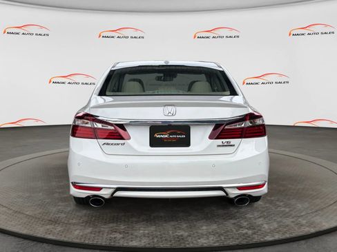 Used 2017 Honda Accord Touring image 9