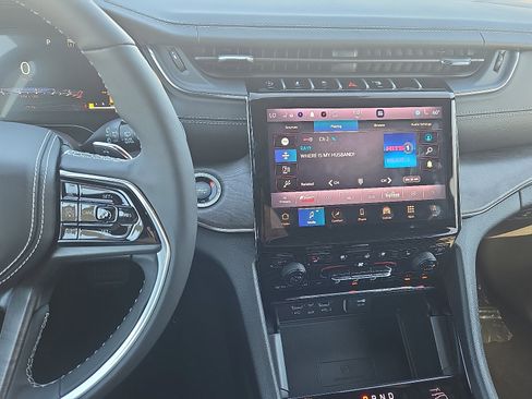 New 2025 Jeep Grand Cherokee L Overland w/ Luxury Tech Group IV image 14