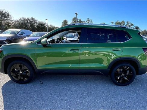 New 2026 Volkswagen Taos SE FWD image 8