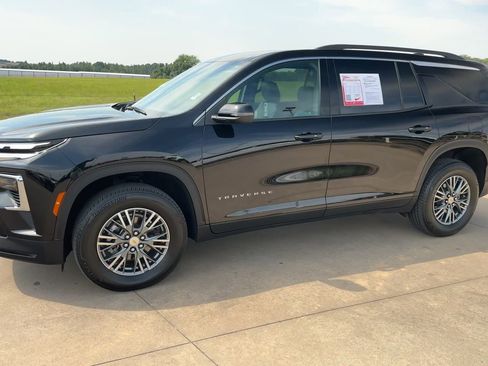 Used 2025 Chevrolet Traverse LT image 5