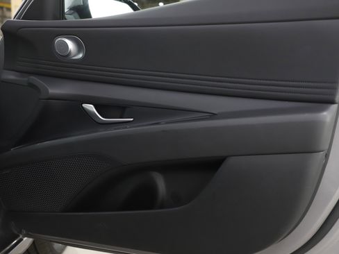 Used 2024 Hyundai Elantra Limited image 9