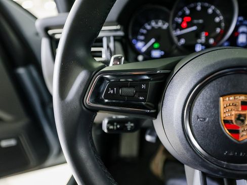 Certified 2025 Porsche Macan image 17