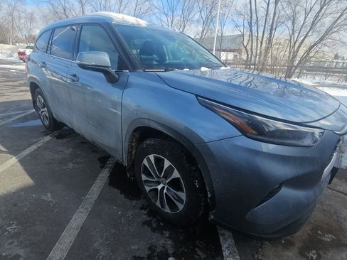 Used 2021 Toyota Highlander XLE image 2