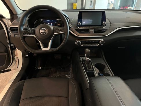 Used 2025 Nissan Altima 2.5 SV FWD image 33