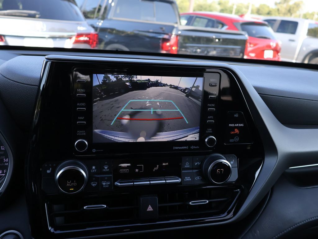 Used 2020 Toyota Highlander XLE AWD/4WD image 22