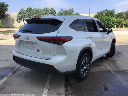 Used 2021 Toyota Highlander XLE AWD/4WD image 5