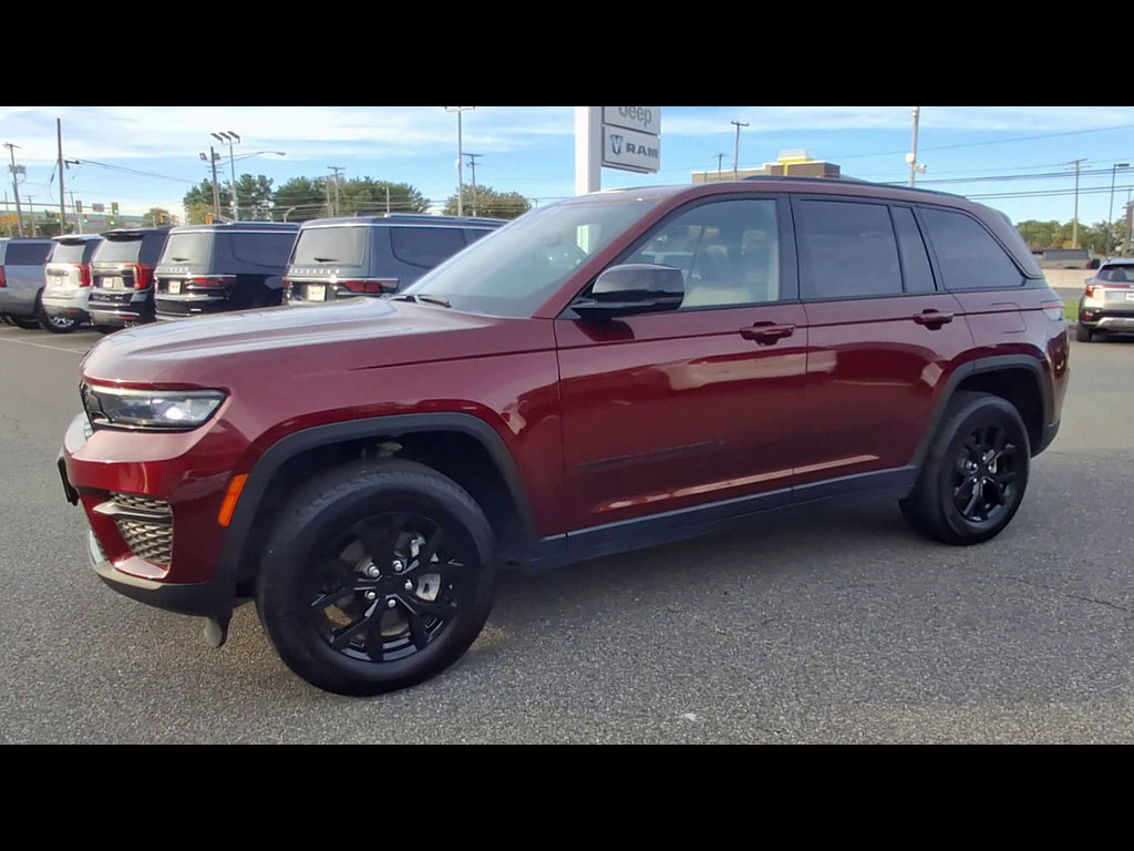 Used 2024 Jeep Grand Cherokee Altitude AWD/4WD image 4