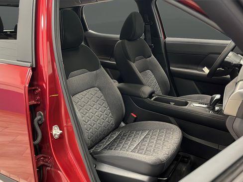 Certified 2025 Nissan Kicks SV w/ SV Premium Package AWD/4WD image 24