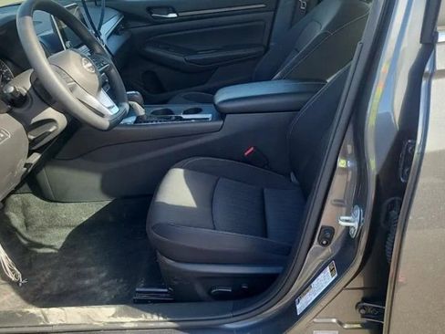 Used 2025 Nissan Altima 2.5 SV image 2