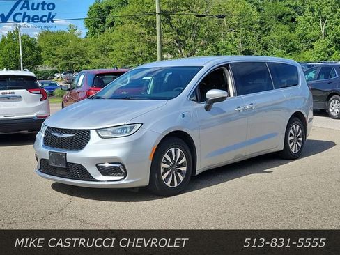 Used 2023 Chrysler Pacifica Touring-L FWD image 1