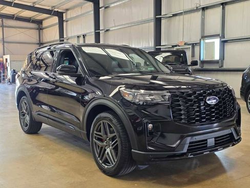 Used 2025 Ford Explorer ST-Line w/ ST-Line Street Pack image 3